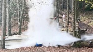 Gesprengt wird das Fleisch in mit Wasser befüllten Fässern – die Fontäne reicht rund 30 Meter in die Höhe. Die Druckwelle macht aus gewöhnlichem Fleisch in Sekundenbruchteilen 50-Tage-Dry-Aged-Stücke