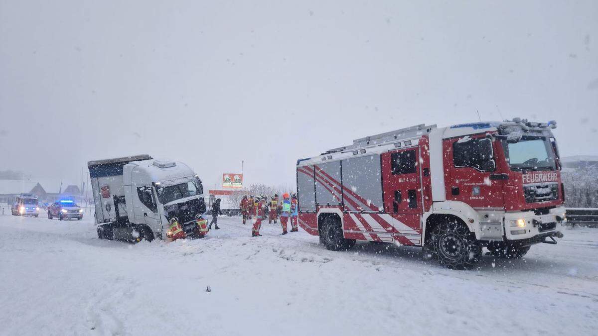 Diesen Lkw musste die FF Krieglach um 15 Uhr aus dem Straßengraben ziehen