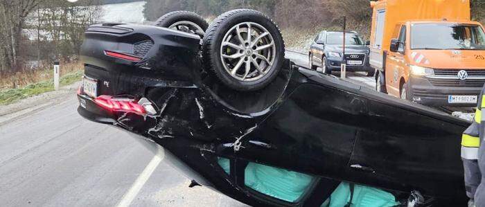 Das Auto wurde stark beschädigt und blieb auf dem Dach liegen