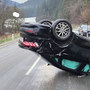 Das Auto wurde stark beschädigt und blieb auf dem Dach liegen