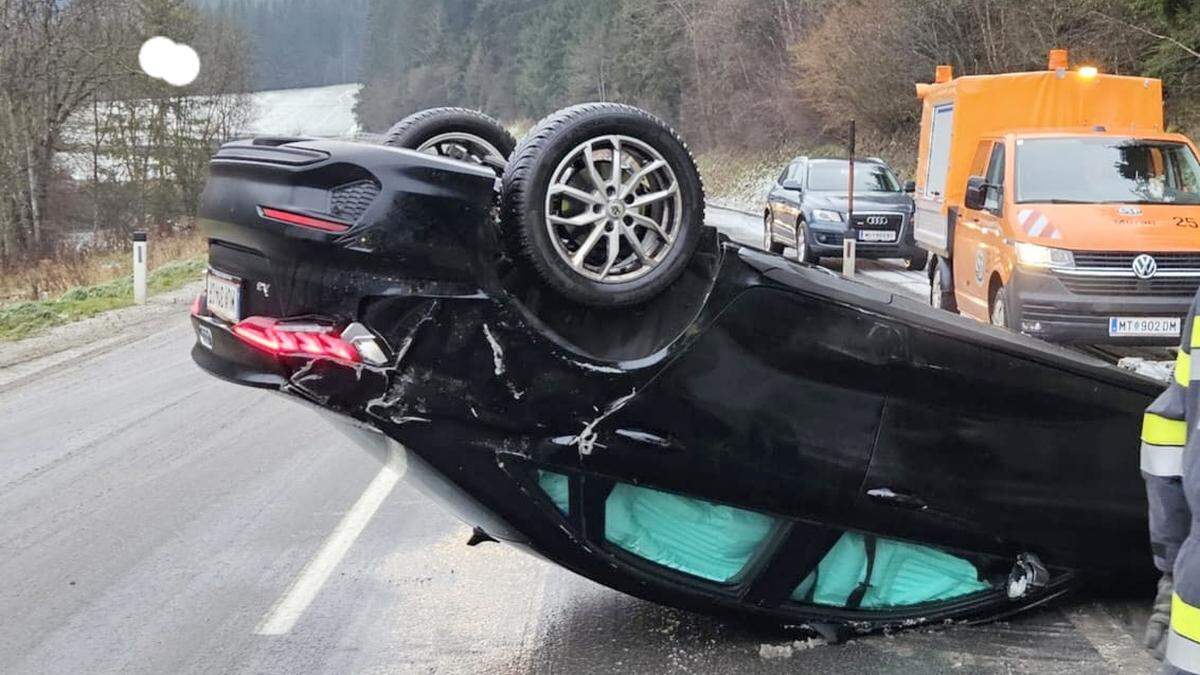 Das Auto wurde stark beschädigt und blieb auf dem Dach liegen