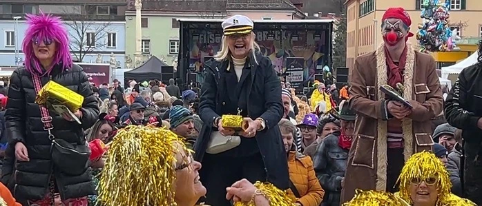 Goldübergabe in Bruck: Bürgermeisterin Susanne Kaltenegger und Vizebürgermeisterin Andrea Winkelmeier bekamen Geschenke, um die Gemeindefinanzen aufzubessern