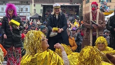 Goldübergabe in Bruck: Bürgermeisterin Susanne Kaltenegger und Vizebürgermeisterin Andrea Winkelmeier bekamen Geschenke, um die Gemeindefinanzen aufzubessern