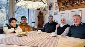 Hassan Hendawi (M.) mit den Söhnen Yossef und Abdulaziz, seiner Frau Badria und Tierarzt Kurt Bogensperger