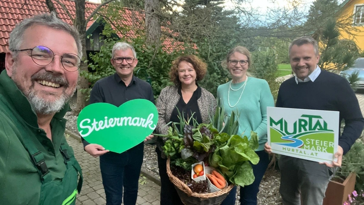 Michael Ranzmaier-Hausleitner (Regionsvorsitzender), Nina Neuner und Martina Galler (von „beyond_Mosauf“) mit Michael Feiertag 