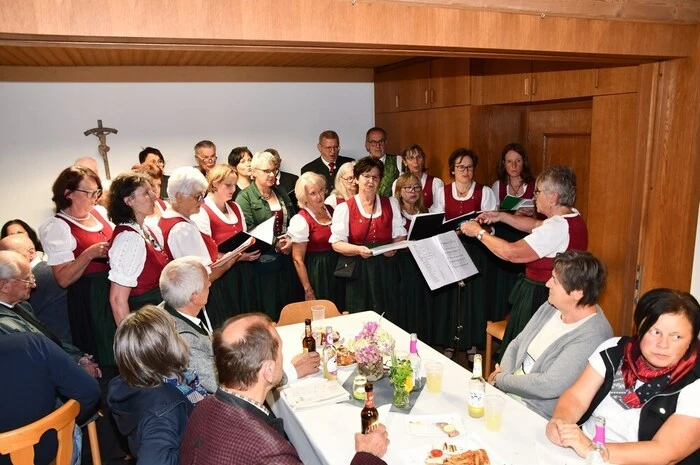 Unter dem Motto „Liebeslieder aus drei Jahrzehnten“ ließ der Chor ihr 36-jähriges Engagement als Chorleiterin nochmals musikalisch Revue passieren. Begonnen habe es, erzählte Obfrau Roswitha Metnitzer, mit einer Turnergruppe. Bald schon habe man befunden, „wir können mit einer Sängerrunde beginnen“. Heute zählt die Sängerrunde Schöder 30 aktive Sängerinnen und Sänger.