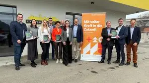 Präsentierten die neue Strategie: Martin Kaltenegger (Brauerei Murau), Eva Klambauer (Sandvik Mining), Sarah Holzer (Obersteirische Molkerei), Marco Rauchegger (Hage Sondermaschinenbau), Ulrike Bierent (Novum – Zentrum für Frauen und Mädchen), Wolfgang Pfefferkorn (ZT-Büro Rosinak & Partner), Bibiane Puhl (Kraft. Das Murtal), Christian Reiner (innovationsRegion Murtal) sowie Manfred Wehr (Stadtwerke Judenburg), Florian Hampel (Hage Sondermaschinenbau & Kraft. Das Murtal), Josef Bärnthaler (Energieagentur Obersteiermark)