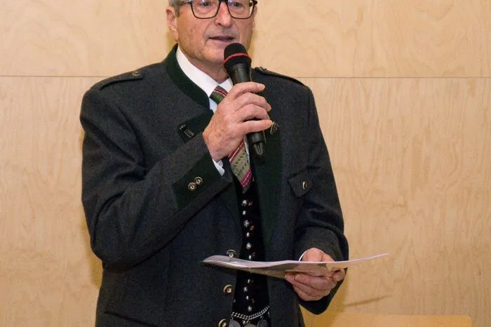 Nach einem Überblick über das Programm übergab Güttl das Mikrofon dem Moderator Rudolf Leitenmüller, der gleich einmal mit einem einen poetischen Einstieg begann.