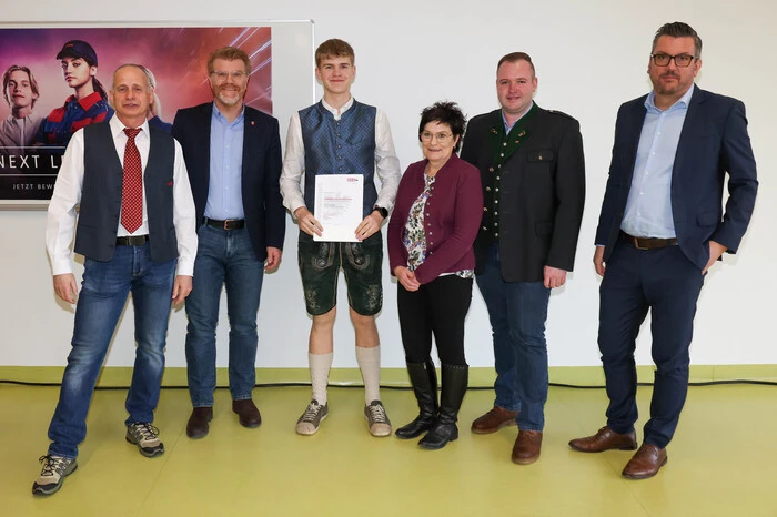 Der neue Lehrwerkstätten-Standortleiter Winfried Schaffer gratulierte zu dem erfolgreichen Abschluss im Beisein von Knittelfelds Bürgermeister Harald Bergmann, Standortleiter Christian Perschl, Betriebsratsvorsitzenden Stefan Andraschko und Margit Kindler von der Arbeiterkammer.