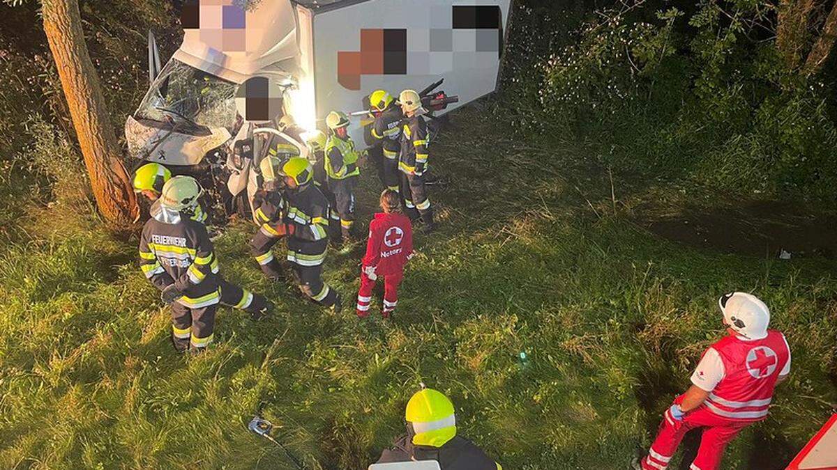 Zu einem schweren Lkw-Unfall kam es auf der B 317D