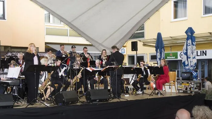 Mit einem musikalischen Feuerwerk startete der Zeltweger Kultursommer am vergangenen Samstag schwungvoll in die neue Saison. Die Big Band der Musikschule Zeltweg unter der Leitung von Herbert Bauer lud auf dem Platzlmarkt zum Eröffnungskonzert – und feierte dabei zugleich ihr 35-jähriges Bestehen unter dem Motto „35 Jahre Big Band Sound Fascination“.
