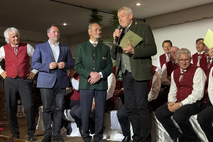 Dominikus Plaschg, Präsident des Chorverbandes Steiermark ehrte zwei langjährige Mitglieder und betonte in seiner Laudatio die Wichtigkeit des gemeinschaftlichen Singens, das im Panthersaal mit Standing Ovations belohnt wurde.