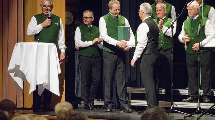 „Karntnarisch g’sungan“ hieß es wieder im Knittelfelder Kulturhaus: Die Kärntner Sänger unter der Chorleitung von Andreas Peinhopf hatten zu ihrem traditionellen Muttertagskonzert eingeladen. Zur großen Freude des Obmanns Karl Leitner und der Sänger, war der Saal ausverkauft.
