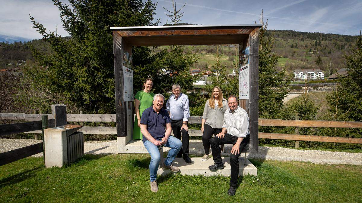 Elisabeth Kogler (Obfrau Murau-Botschafter:innen), Bürgermeister Thomas Kalcher (Obmann Holzwelt Murau), Heimo Feiel (Vorsitzender Tourismusverband Region Murau), Hannah Tautscher (Tourismusverband Region Murau) und Harald Kraxner (Geschäftsführer Holzwelt Murau)