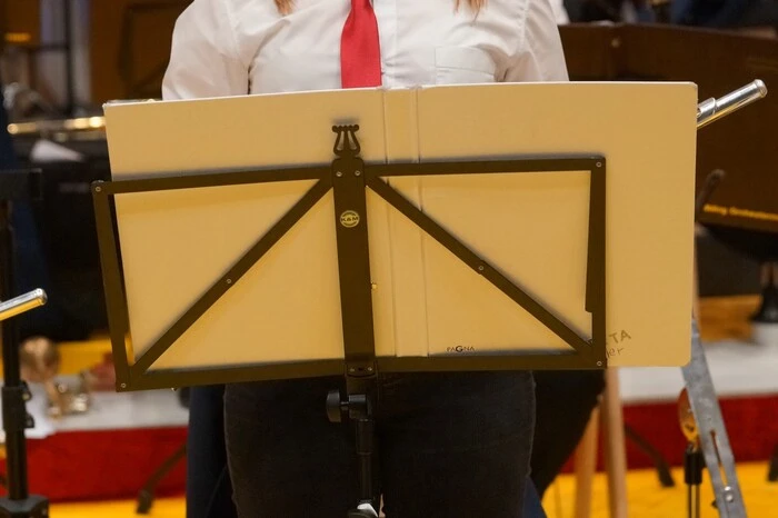 Musikalisch eröffnet wurde der Abend mit zwei Musikstücken des Jugendblasorchesters.