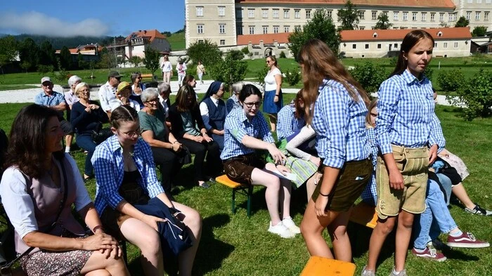 Zu Beginn feierten die Mitglieder der Landjugend im Stiftsgarten St. Lambrecht die heilige Messe