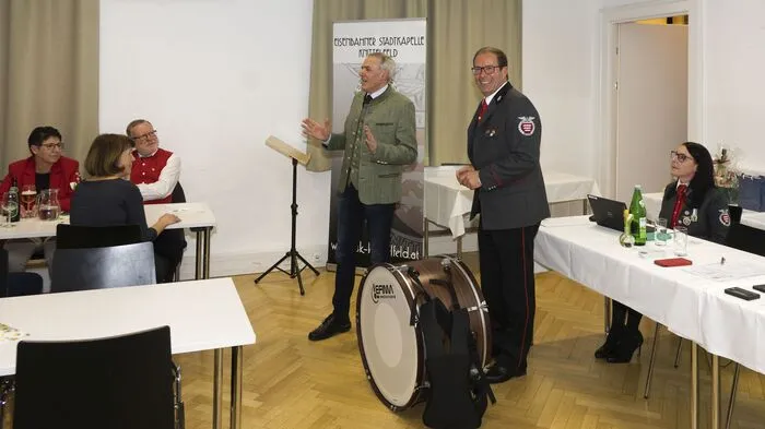 Zur 142. Generalversammlung lud die Eisenbahner Stadtkapelle Knittelfeld ein. Obmann Erich Wolfsberger begrüßte die Musiker sowie die zahlreichen Ehrengäste und zog Bilanz: Der heutige Mitgliederstand beläuft sich auf 57 Musiker, die Zusammenarbeit mit der Stadtgemeinde laufe sehr gut, Austria Email, Sparkasse und ÖBB unterstützen den Musikverein finanziell. Um den Stand der Musiker zu erhöhen, startet der Musikverein gemeinsam mit der Musikschule Knittelfeld nun das Projekt „Einsteiger-Bläserklasse für Erwachsene“. Einen Infoabend zum Kennenlernen gibt es voraussichtlich am 8. Mai um 18 Uhr im „Haus der Vereine“ in der Knittelfelder Marktgasse.