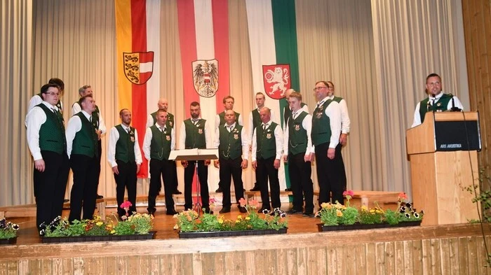 Für den MGV „Zirbitzkogel“ war der Pfingstsonntag ein besonderer Freudentag: Im Rahmen ihres 61. Pfingstkonzertes im Kultursaal gab es gleich fünf Neuigkeiten zu berichten: Mit Gerhard Horn gibt es seit einigen Wochen einen neuen Obmann und damit einen Nachfolger für den verstorbenen Obmann, Bürgermeister Herbert Grießer. Florian Kogler leitet nun als Nachfolger von Fridolin Pollheimer den 17 Mann starken Chor, mit dem neuen Chorleiter wird auch neues Liedgut im Chor gesungen. Zum Jubiläum „120 Jahre MGV Zirbitzkogel“ wurde nun auch eine neue Kleidung vorgestellt und schließlich gibt es ein neues Vereinslogo.