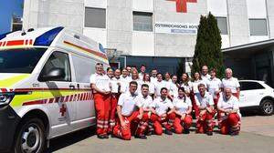Die neuen Rettungssanitäterinnen und -sanitäter mit ihrem Ausbildungsteam