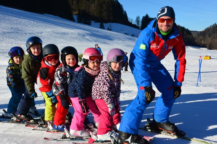 Das Angebot reicht von einem Skikindergarten für Kinder ab vier Jahren bis zu Anfänger-, Fortgeschrittenen- und Snowboardkursen.