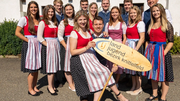 Fast wie bestellt erstrahlte der Pfarrgarten Gaal am Sonntag bei Kaiserwetter: Die Landjugend Knittelfeld feierte ihr 75-jähriges Jubiläum. Die neun Ortsgruppen, der Bezirksvorstand und zahlreiche Besucherinnen und Besucher versammelten sich, um dieses besondere Ereignis zu begehen. Unter den Ehrengästen fanden sich unter anderem Bürgermeister Heribert Kranz, Kammerobmann Michael Puster und Bezirksbäuerin Marianne Gruber.