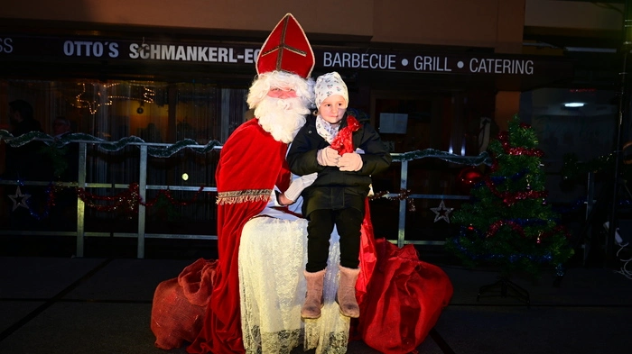 Für die braven Kinder gab es vom würdevollen Rauschebart kleine Geschenke und die „Fohnsdorfer Gruab`n Perchten“ nahmen sich derweil so manch schlimmen Erwachsenen mit der Rute vor. Das Ganze lief fröhlich ab  und so manches Kind ließ sich sogar mit den schaurigen Perchten fotografieren.