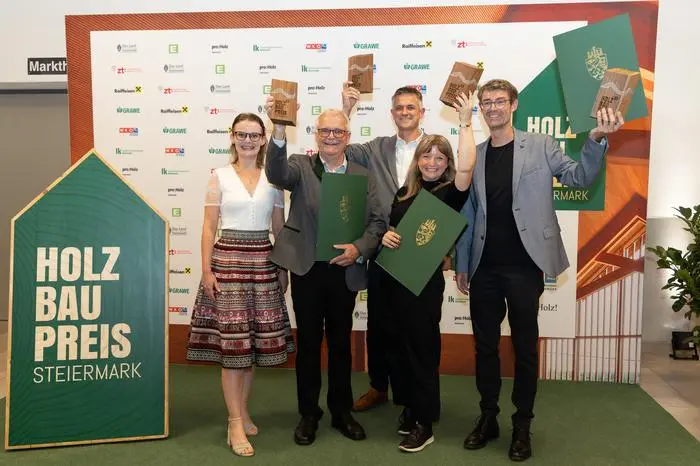Das Team von Plateau gewann mit „B16“ der Kategorie „Private Wohnbauten“. Abgebildet hier mit Johann und Petra Almer (links) von der Firma Alpe bei der Verleihung des Holzbaupreises 2023