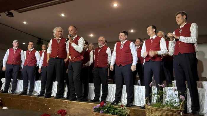 Frohsinn und Sangeslust versprühte der Männergesangverein Weißkirchen bei seinem Konzert im Panthersaal und nahm das Publikum vom ersten Stück „A Liadl Mit G‘fühl“ bis zum launigen „Spanische Nächte“ mit auf eine musikalische Reise.