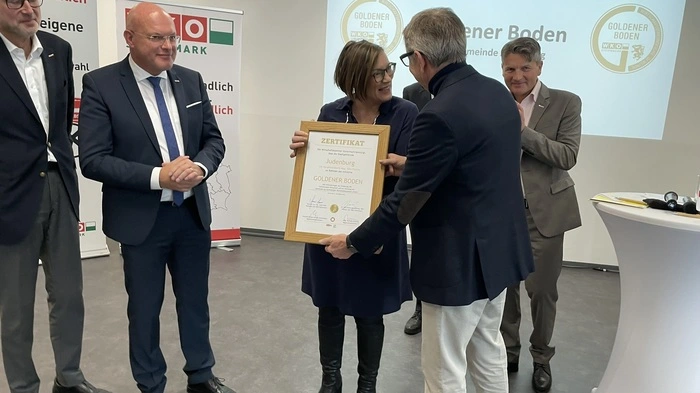 Schöne Auszeichnung für Judenburg. Im Rahmen einer Veranstaltung unter dem Motto „Impulstalk“ verliehen Wirtschaftskammerpräsident Josef Herk und Regionalstellenobmann Norbert Steinwidder die Auszeichnung „Goldener Boden“ an die Judenburger Bürgermeisterin Elke Florian.   