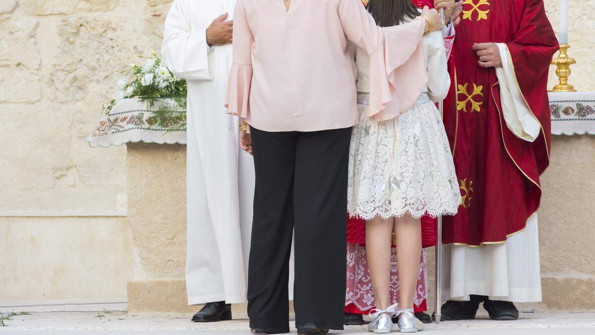 Die Firmung gehört neben Taufe und Erstkommunion zu den Initiationsriten der katholischen Kirche, die die Eingliederung der Gläubigen in die Gemeinschaft der Kirche feiern 