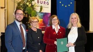 Bezirkshauptfrau-Stellvertreterin Christiane Werni übernahm die Angelobung von Bürgermeisterin Elke Florian, der zweiten Vizebürgermeisterin Birgit Heim und von Vizebürgermeister Thorsten Wohleser (von rechts)