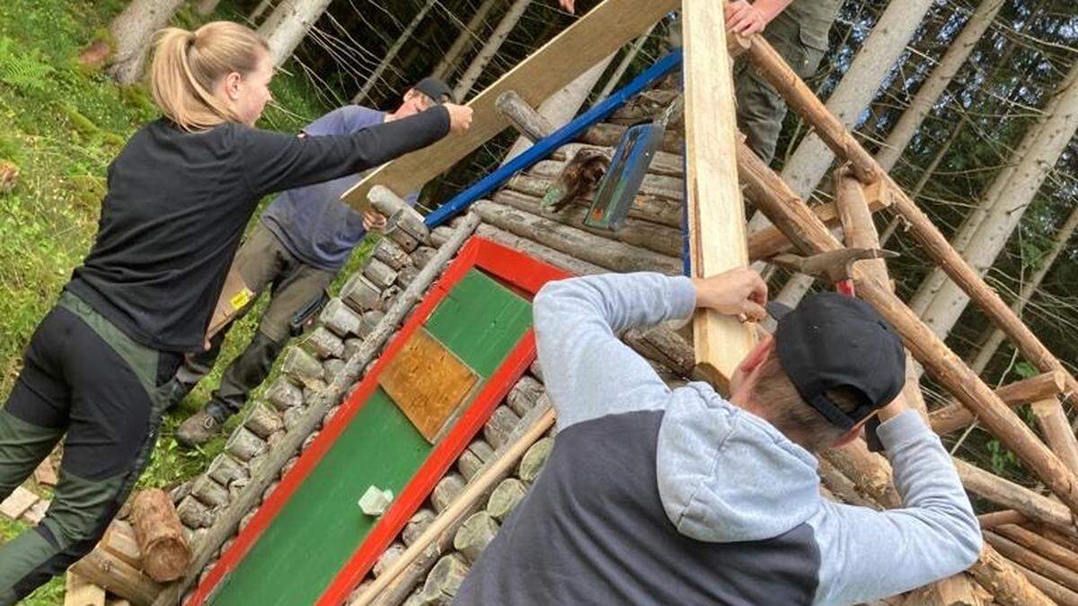 Die Landjugend Glein-Rachau beim Revitalisieren des Rundwanderwegs