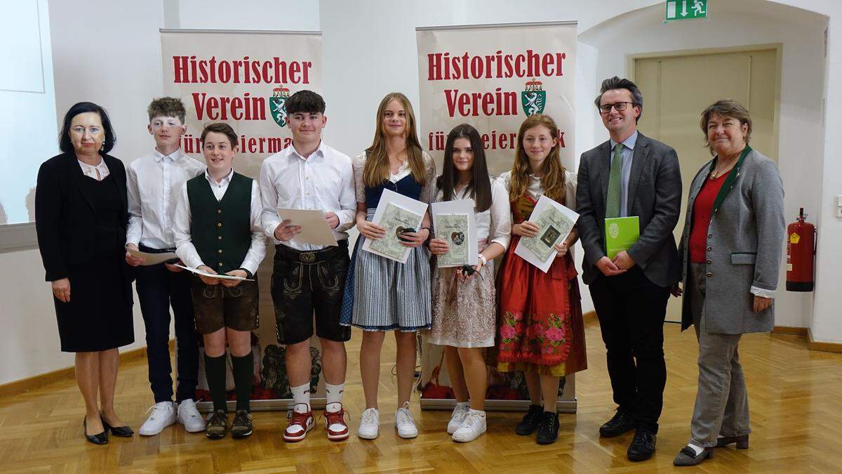 Die Preisträger des BG/BRG Judenburg bei der Verleihung der Auszeichnungen. Im Bild mit Bildungsdirektorin Elisabeth Meixner (l.) und Eva-Maria Fluch vom Land Steiermark (r.)