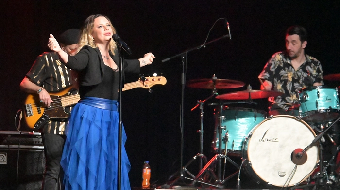 Die „50+-Jahre-Austropop-Revue“ mit der Allround-Künstlerin Katharina Straßer ließ keine Wünsche offen: Mit ihrer tollen Band, Gerry Schuller (Keyboard), Hanna Pichler (Gitarre), Erich Buchebner (Bass) und Bernd Egger (Schlagzeug), gab es einen Streifzug durch die österreichische Popwelt. 