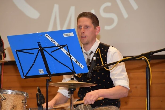 Weitere Stücke aus dem Programm der seit 33 Jahren bestehenden Musikgruppe: „Rauschende Feste“, „Zwei Lausbuben“, „Alles wird gut Polka“, „Auf dem Heimweg“, „Kaiserin Sissi“, „Elvis“, „Almtaler Polka“ oder „Opa Polka“.