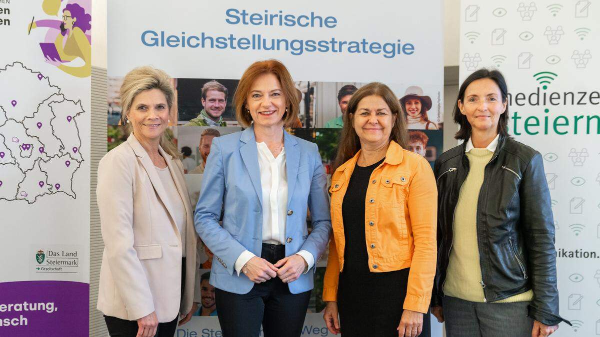 Finanzfrau | Anny-Lori Sperl, Landesrätin Simone Schmiedtbauer, Landesrätin Doris Kampus und Regina Geiger (v.l.) präsentieren die Veranstaltungsreihe „Finanzfrau“ 