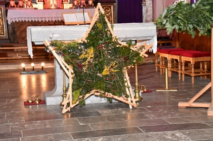 Ein Bläserquintett des Musikvereins St. Peter, Andrea Kreis auf der Harfe und Gedanken zur stillen Zeit trugen Kinder und Johann Leitner vor. Nach dem Konzert gab es im Kirchhof bei wärmenden Getränken und Musikstücken vom Bläserquintett ein gemütliches Zusammensein.