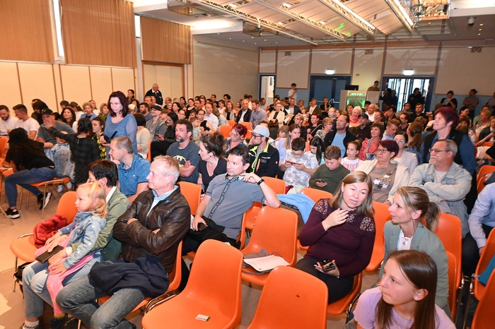 In der Musikschule Zeltweg werden Kinder und Jugendliche aus diesen Gemeinden an verschiedenen Instrumenten ausgebildet.
Zum Schlusskonzert konnte MS-Direktor Peter Schreibmaier zahlreiche Besucherinnen und Besucher im Volksheim begrüßen.
