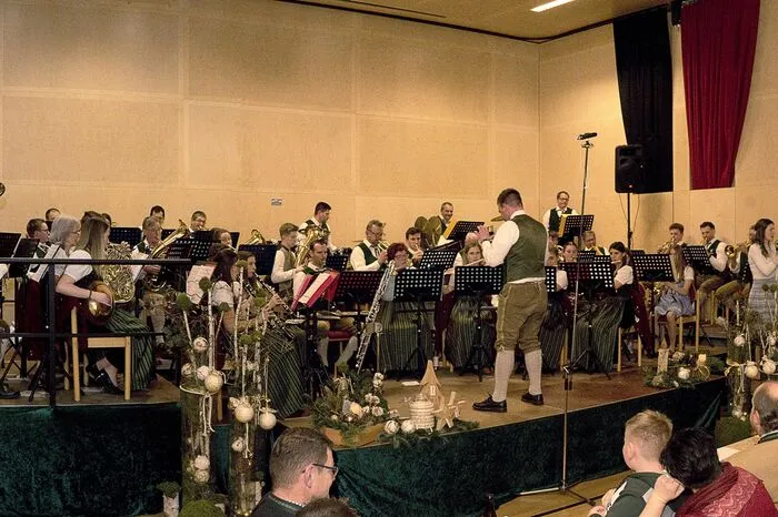 Auf die Einstiegsfanfare folgten eine Ouvertüre und eine Polka, gespielt vom Musikverein St. Marein unter der Leitung von Kapellmeister Christian Kuchler. 