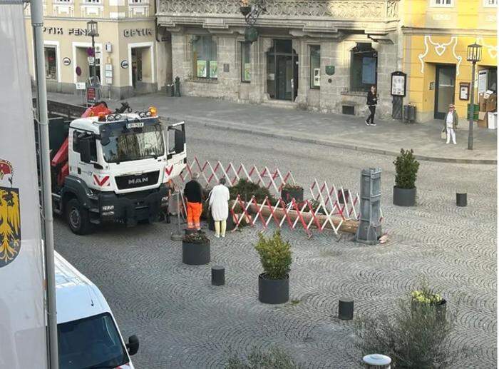 Die Stadtwerke übernahmen am 1. Mai Sicherung und Abtransport des umgeschnittenen Stammes