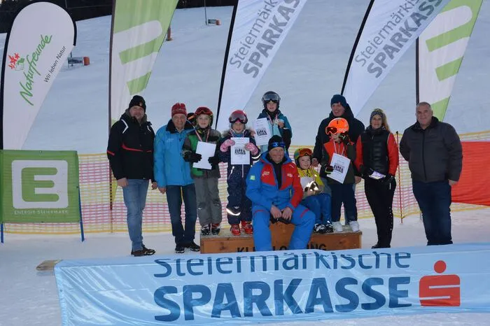 Verantwortlich für die Initiative zeichnet Naturfreunde-Wintersportreferent Wolfgang Hubmann (v.), die Kursleitung lag bei Gerhard Stocker.