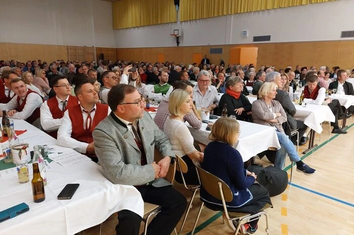 Ein besonderer Konzertmoment war das Stück „The Flintstones“, ein Gemeinschaftsprojekt mit Musikschülern der Marktgemeinde Neumarkt. Dirigiert wurde es von Martina Krenn.
