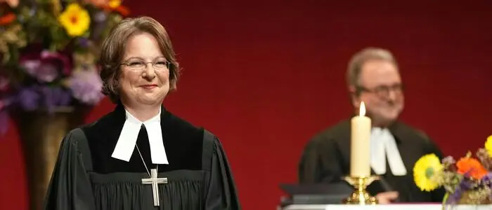 Die neue Bischofin Cornelia Richter und der scheidende Bischof Michael Chalupka