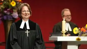 ABD0028_20251108 - WIEN - STERREICH: Die neue Bischofin Cornelia Richter und der scheidende Bischof Michael Chalupka im Rahmen des Festgottesdienstes anl. der Amtseinfhrung der ersten Bischfin der evangelisch-lutherischen Kirche, am Samstag, 08. November 2025 im MuseumsQuartier in Wien. - FOTO: APA/GEORG HOCHMUTH