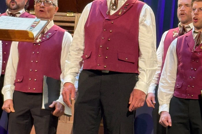Das abwechslungsreiche und innovative Programm bestach durch rhythmische Präzision und dynamische Schattierungen, besonders im piano, was letztlich den musikalischen Spannungsbogen ausmachte.