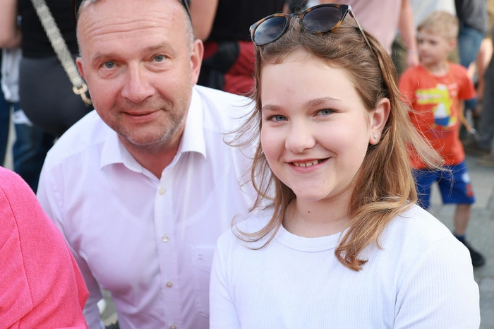 Bürgermeister Bruno Aschenbrenner zeigte sich erfreut über die rege Teilnahme und die vielen jungen Besucher. Zu seiner Freude gehörte er selbst zu den glücklichen Gewinnern eines Hauptpreises.
