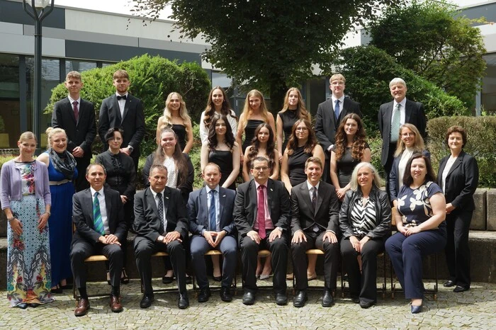 Die Bautechnik-Maturaklasse 5AHBTH mit Direktor und Klassenlehrern