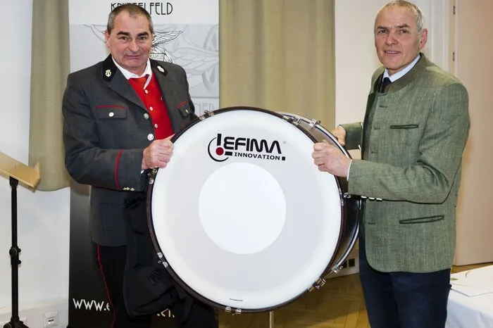 Neben dem Orchester gibt es auch die Jugendkapelle „Soundhaufn“, die Leitung der jungen Musiker obliegt Thomas Zwatz. Auch von ihm gab es einen kurzen Bericht.
Wichtigster Tagesordnungspunkt war die Neuwahl des Vorstandes. Wolfgang Seidl übernahm die Leitung und präsentierte den Wahlvorschlag.
Zum Obmann wurde Erich Wolfsberger gewählt, Kassierin ist Tanja Koller, Schriftführerin, Christine Frais, Kapellmeister bleibt Wilfried Klade und Stabführer ist Wolfgang Bachmayer. Die Präsidenten sind Harald Bergmann, Walter Persch und Christian Perschl.