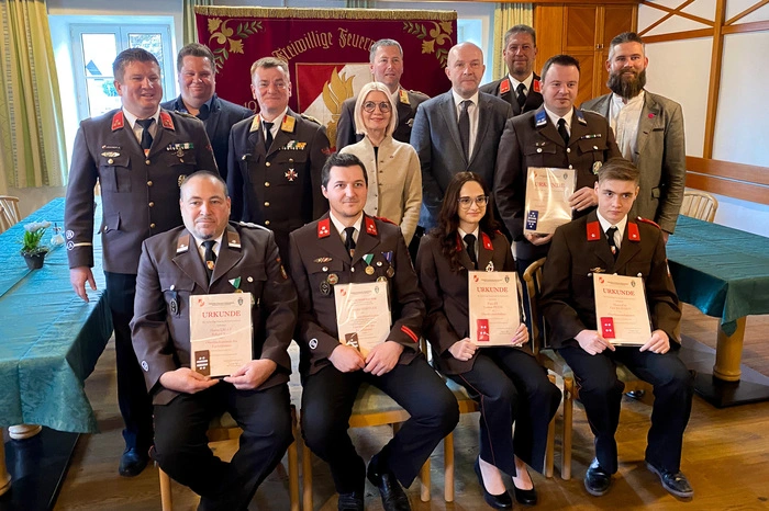 Befördert wurden Venessa Seidl zur Oberfeuerwehrfrau, Paul Kiemen zum Oberfeuerwehrmann, Manuel Burgsteiner zum Hauptlöschmeister und Alexander Hartleb zum Löschmeister. Christian Rieger und Adolf Klingsbigl erhielten Verdienstzeichen 2. Klasse.