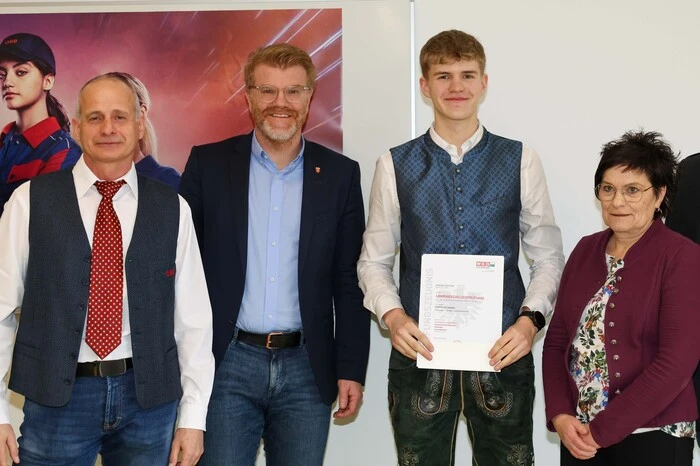 In den Reden wurde trotz der derzeit schwierigen Lage am Arbeitsmarkt auf die bei den ÖBB hohe Facharbeiter-Nachfrage hingewiesen.